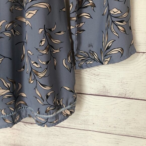 Boutique The Hanger Blue Floral V-Neck Bell Sleeve Romper S - Picture 12 of 12